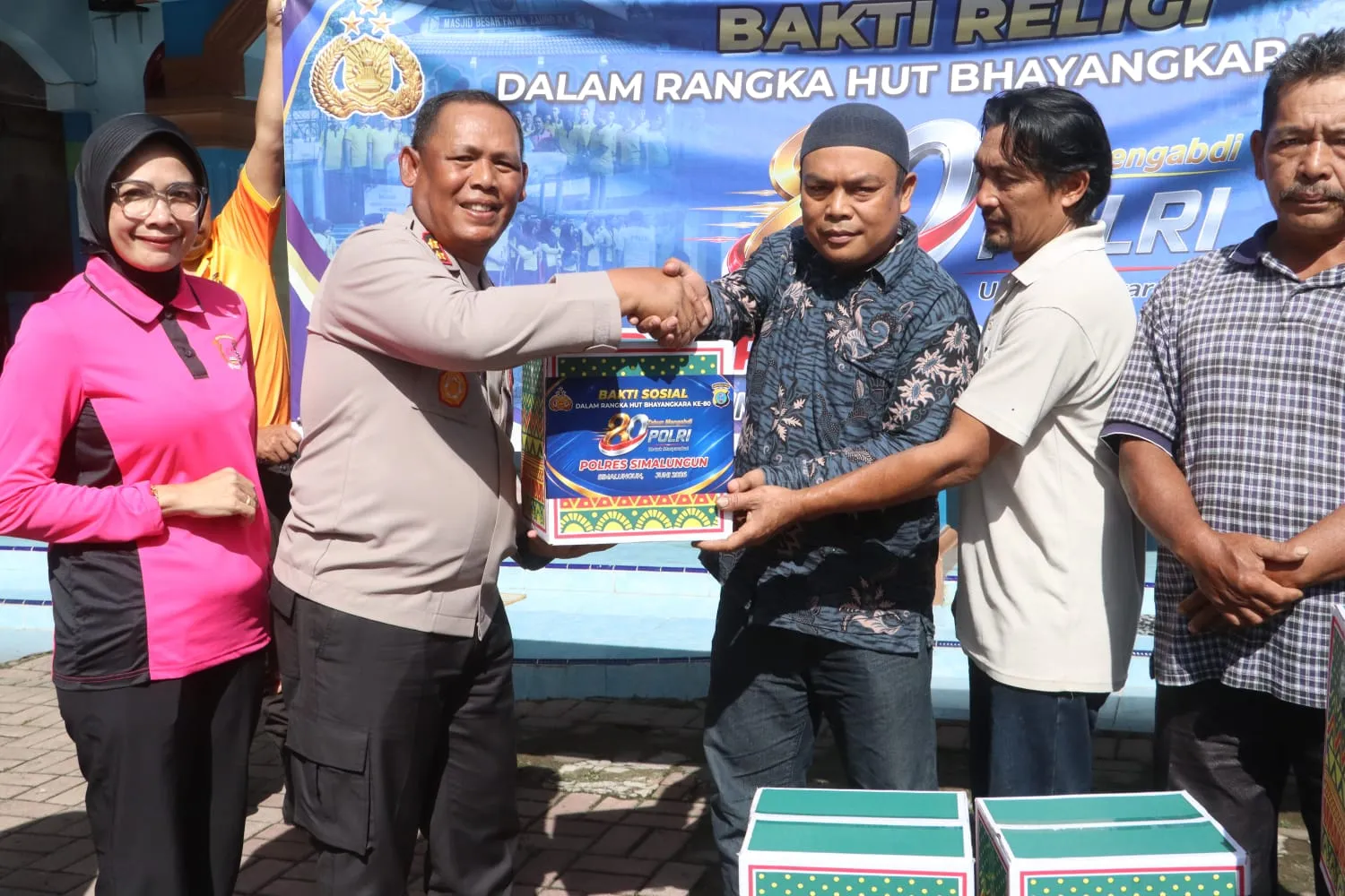 Kapolres Simalungun Bersihkan Gereja dan Masjid, Polri Hadir Untuk Semua Tanpa Beda Agama
