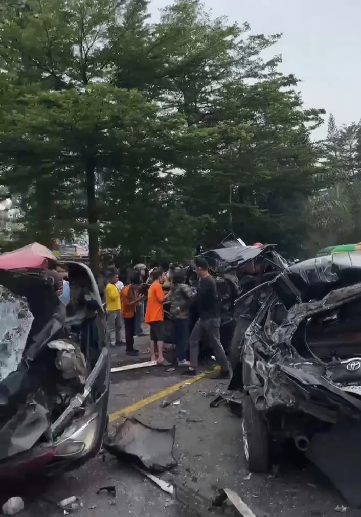 Tabrakan Beruntun  Medan - Berastagi, 3 Tewas
