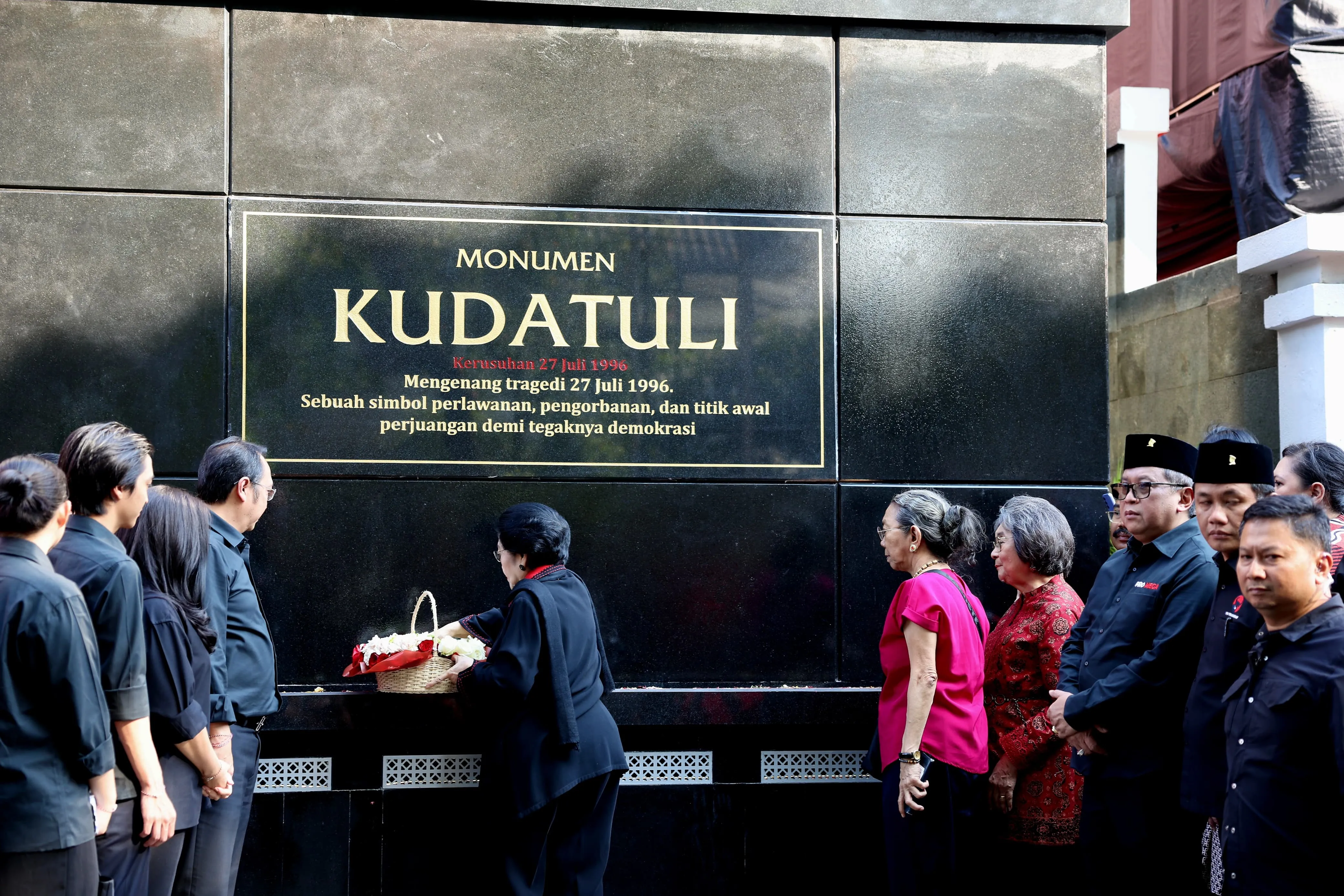 Megawati Resmikan Monumen Kudatuli  Di Halaman Kantor DPP PDIP
