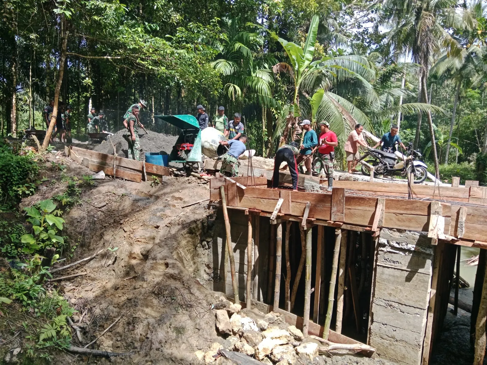 Satgas Karya Bakti TNI Kebut Pembangunan Jembatan Beton di Nias Selatan