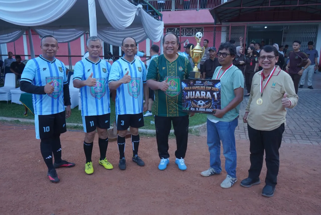 Bupati Asahan Serahkan Piala Turnamen Sepak Bola HUT Bhayangkara Ke-80