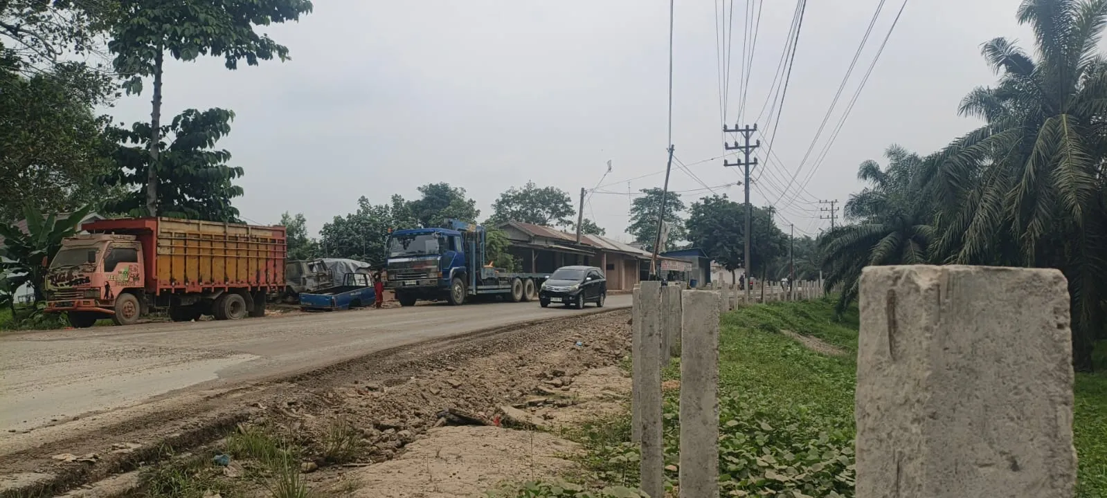 Tiang Beton di Bahu Jalan Perkebunan PT Surya Mata Ie Resahkan Warga