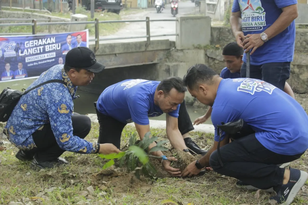 HUT Ke-25 Partai Demokrat.  Ratusan Kader Tanam Pohon Dibantaran Sungai Bahilang.