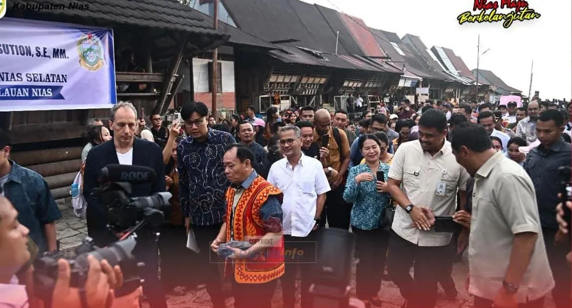 Bupati Nias Dampingi Gubernur Sumut Dan Duta Besar Prancis Tinjau Wisata Bawomataluo