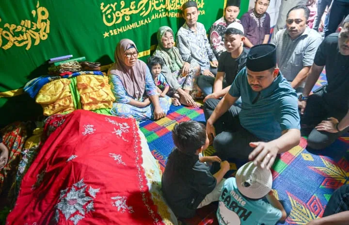 Melayat ke Rumah Duka Nelayan di Nisel, Bobby Nasution Kuliahkan dan Siapkan Pekerjaan untuk Anak Almarhum