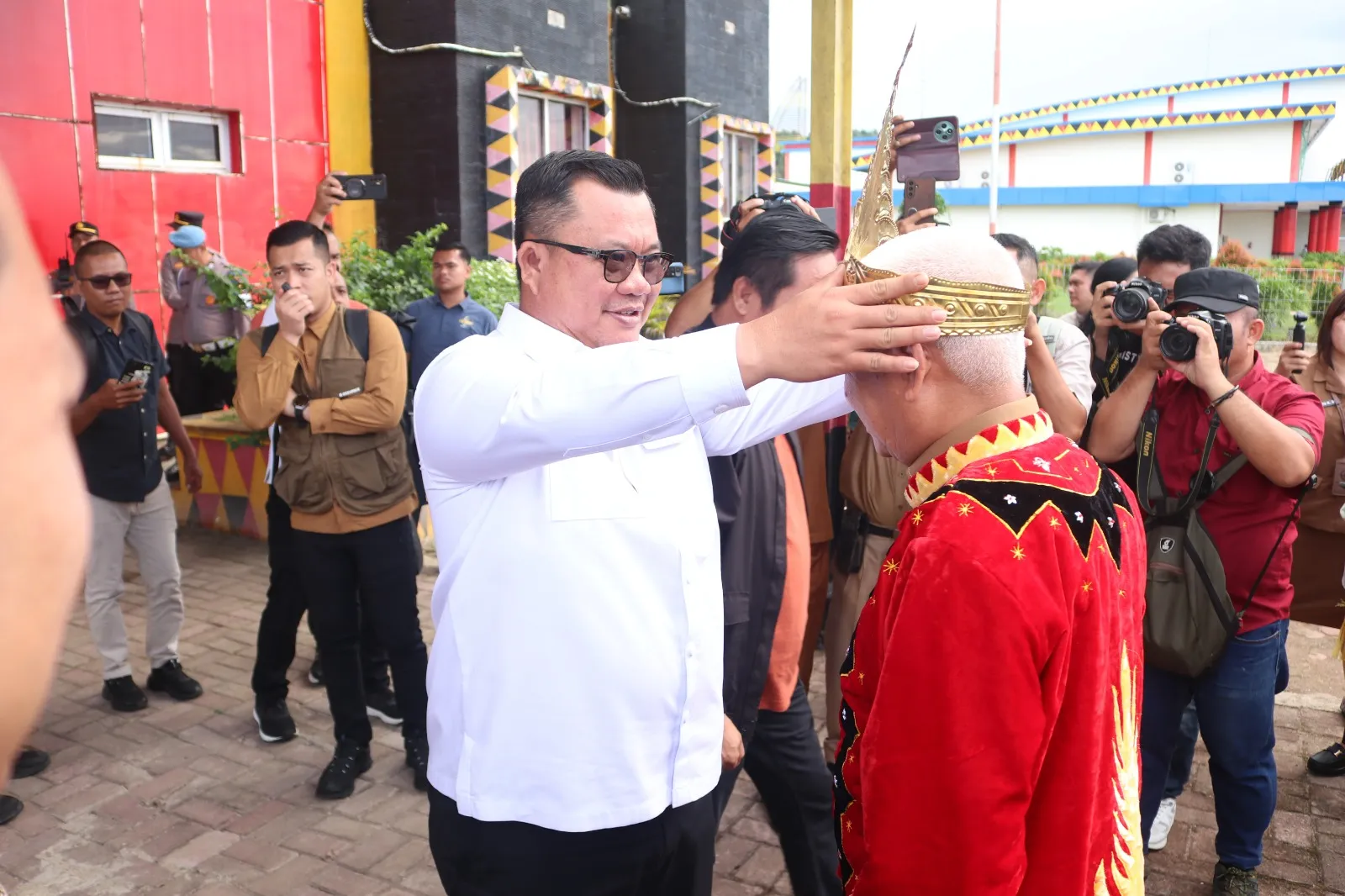 Wali Kota Gunungsitoli Sematkan Balahogo Sambut Kedatangan Wagubsu di Kepulauan Nias