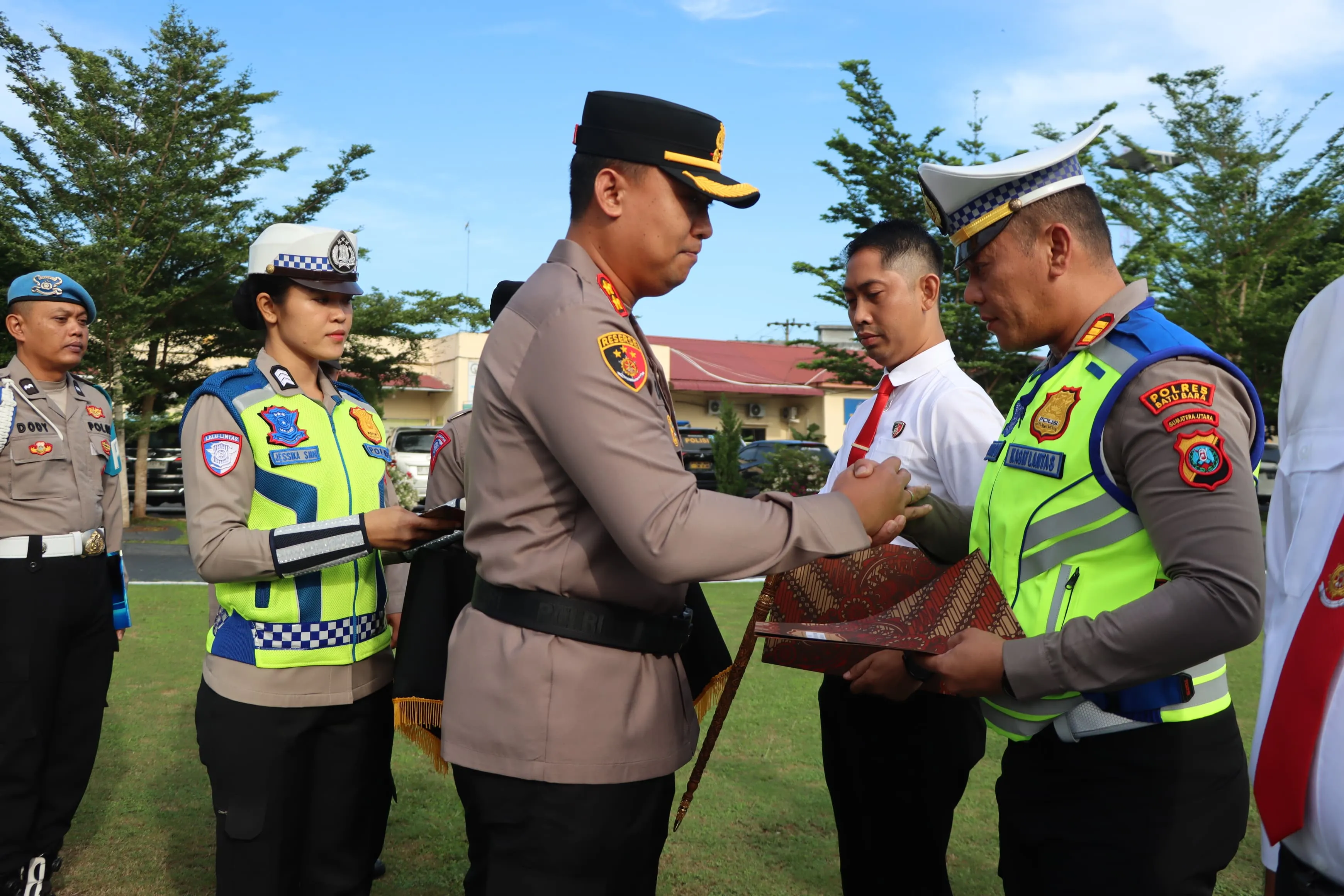38 Personel Polres Batubara Berprestasi, Terima Penghargaan