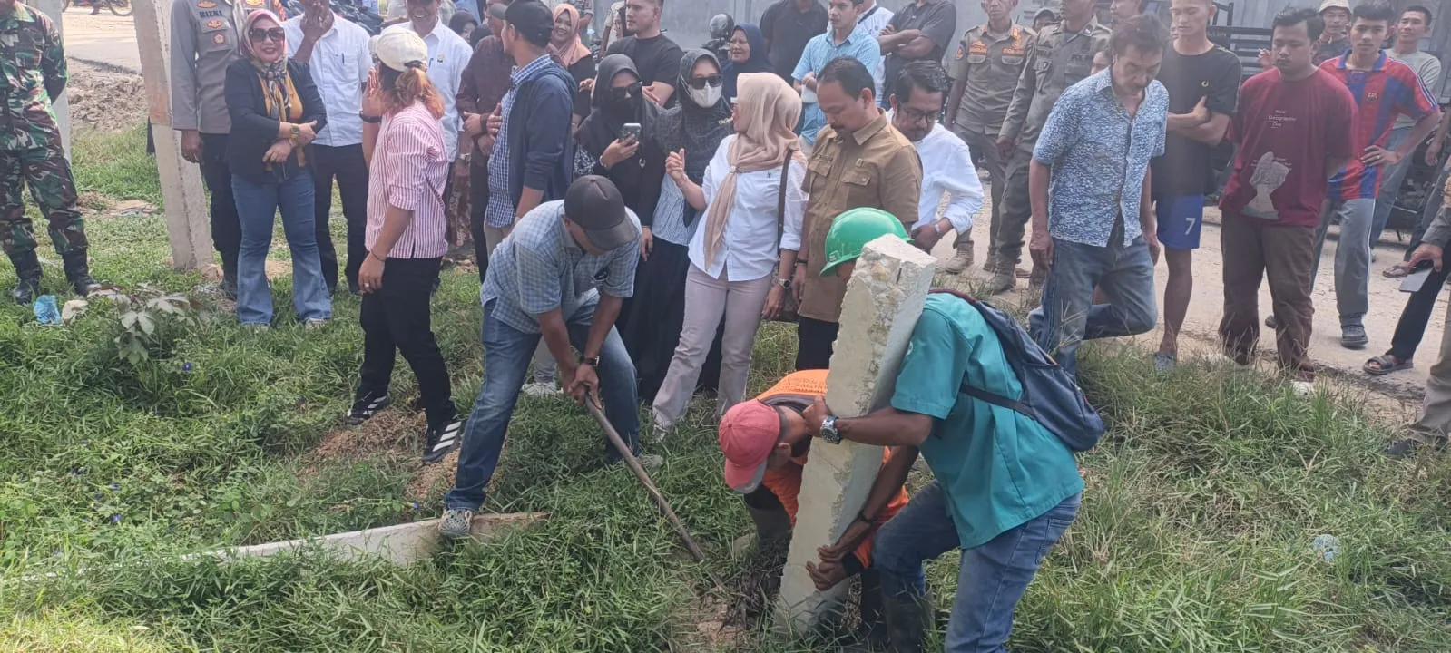 Ditekan DPRK, PT SMI Akhirnya Bongkar Tiang Beton  Di Sepanjang Jalan Elak Desa Upah