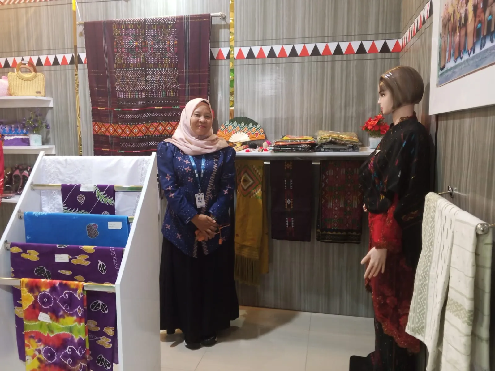 Batik dan Songket Motif Salak Jadi Primadona di PRSU Paviliun Padangsidimpuan