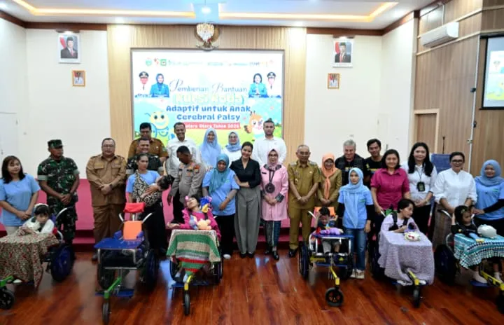 Kahiyang Ayu Serahkan Kursi Roda Adaptif Pada Anak Penyandang Kelumpuhan Otak di Simalungun