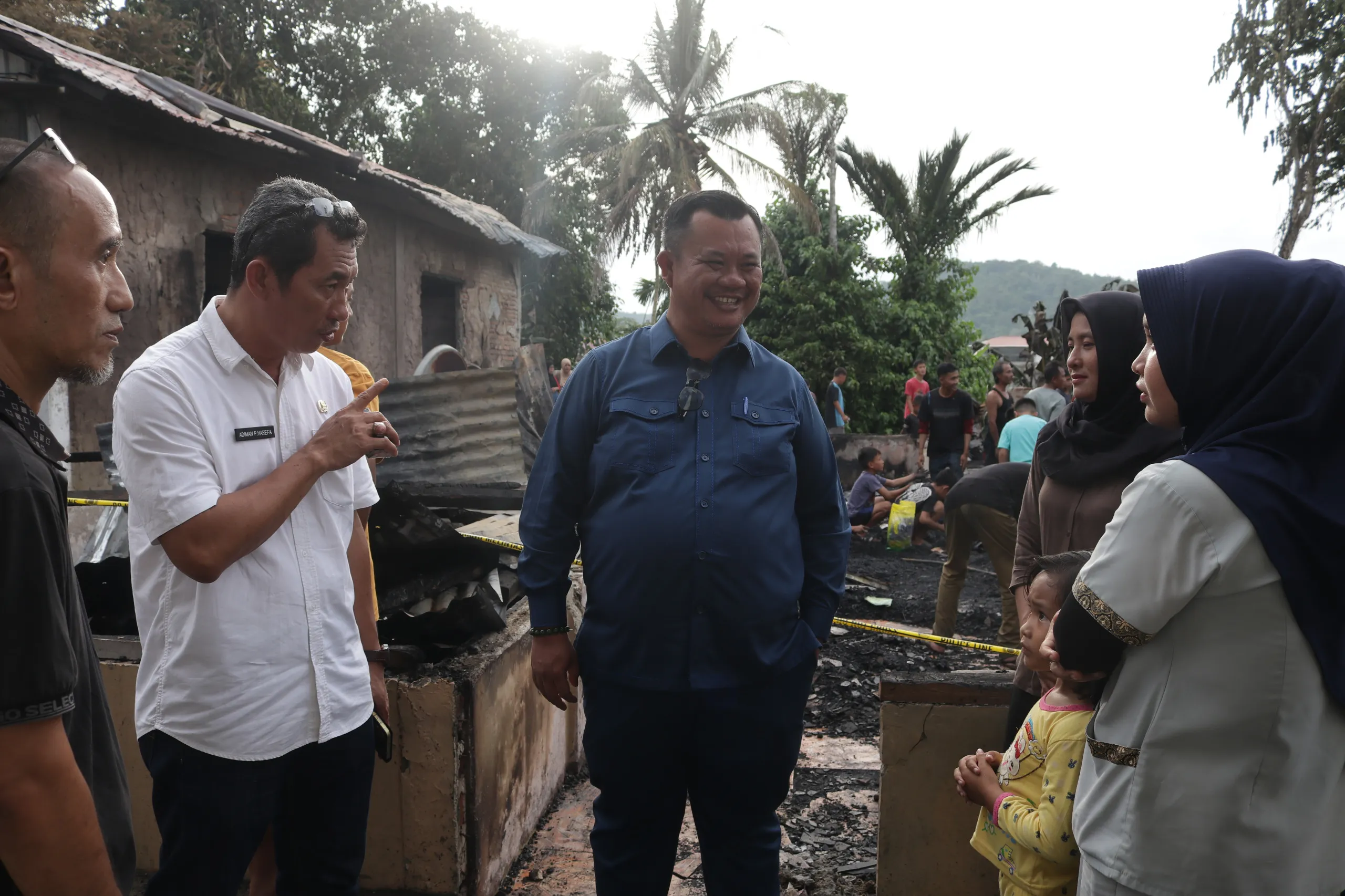Tinjau Lokasi Kebakaran Desa Mudik, Wali Kota Gunungsitoli Serahkan Bantuan kepada Korban