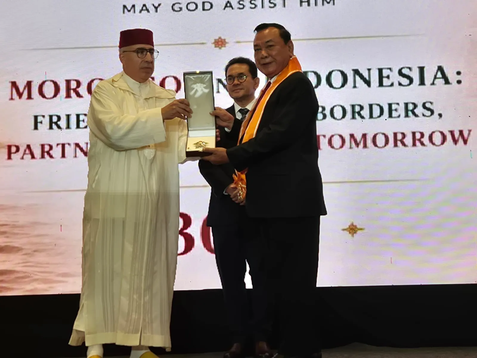 Drs. H. Hasrul Azwar, M.M. Dianugerahi Royal Medal Wissam Al Malaki Oleh Raja Maroko