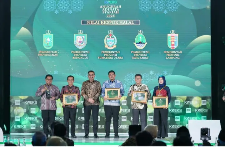 Bobby Nasution Terima Penghargaan Adinata Syariah, Bukti Sumut Berkontribusi Bagi Penguatan Ekonomi Nasional