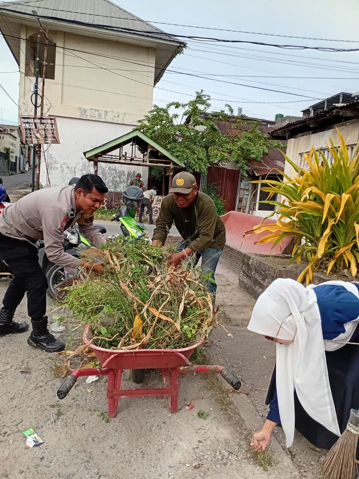 Polsek Padang Hulu Bersinergi Dengan Warga Bersihkan Lingkungan