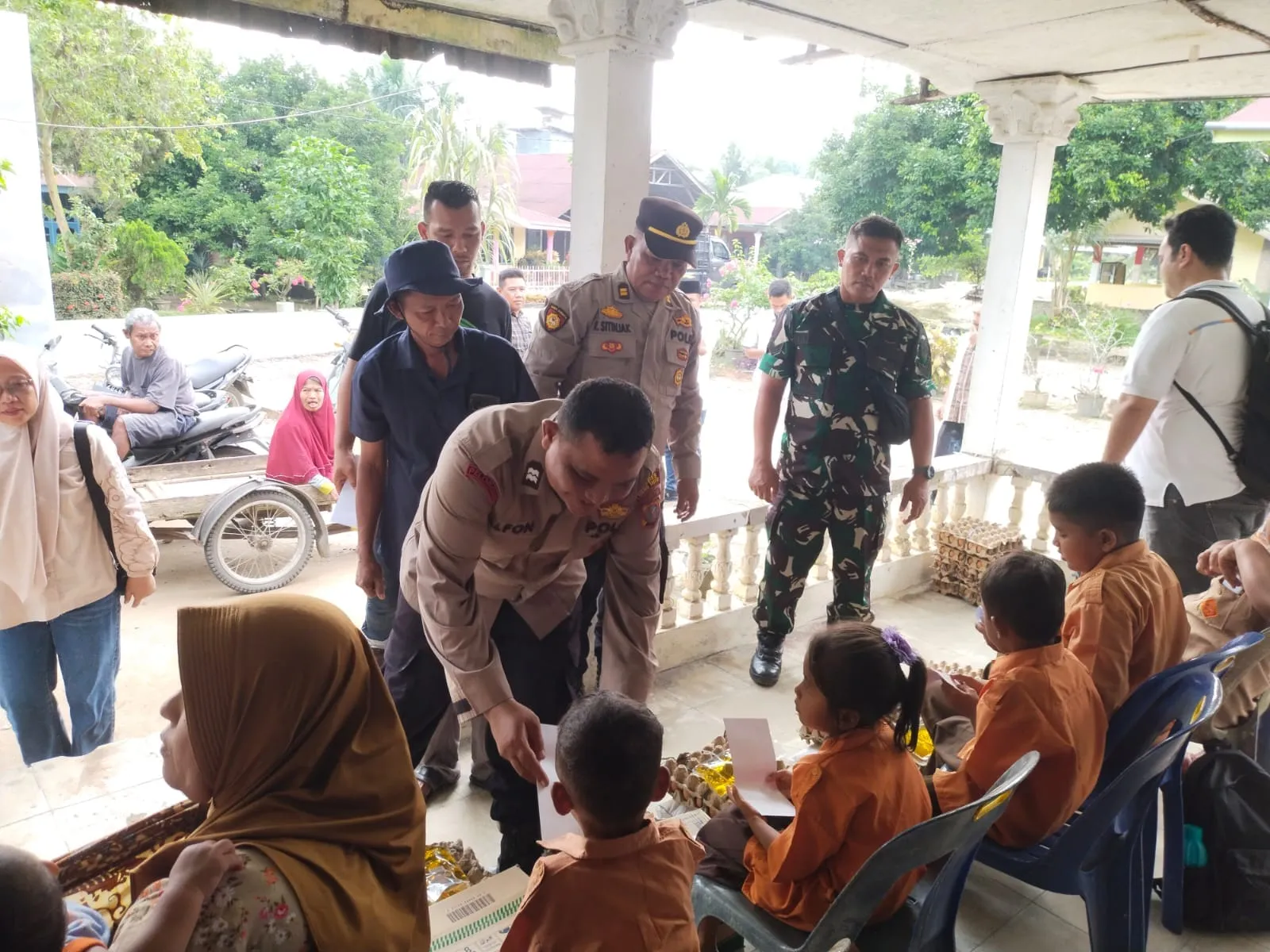 Polsek Sipispis Dan Kebun Gunung Monako Bagikan Sembako Jumat Berkah.