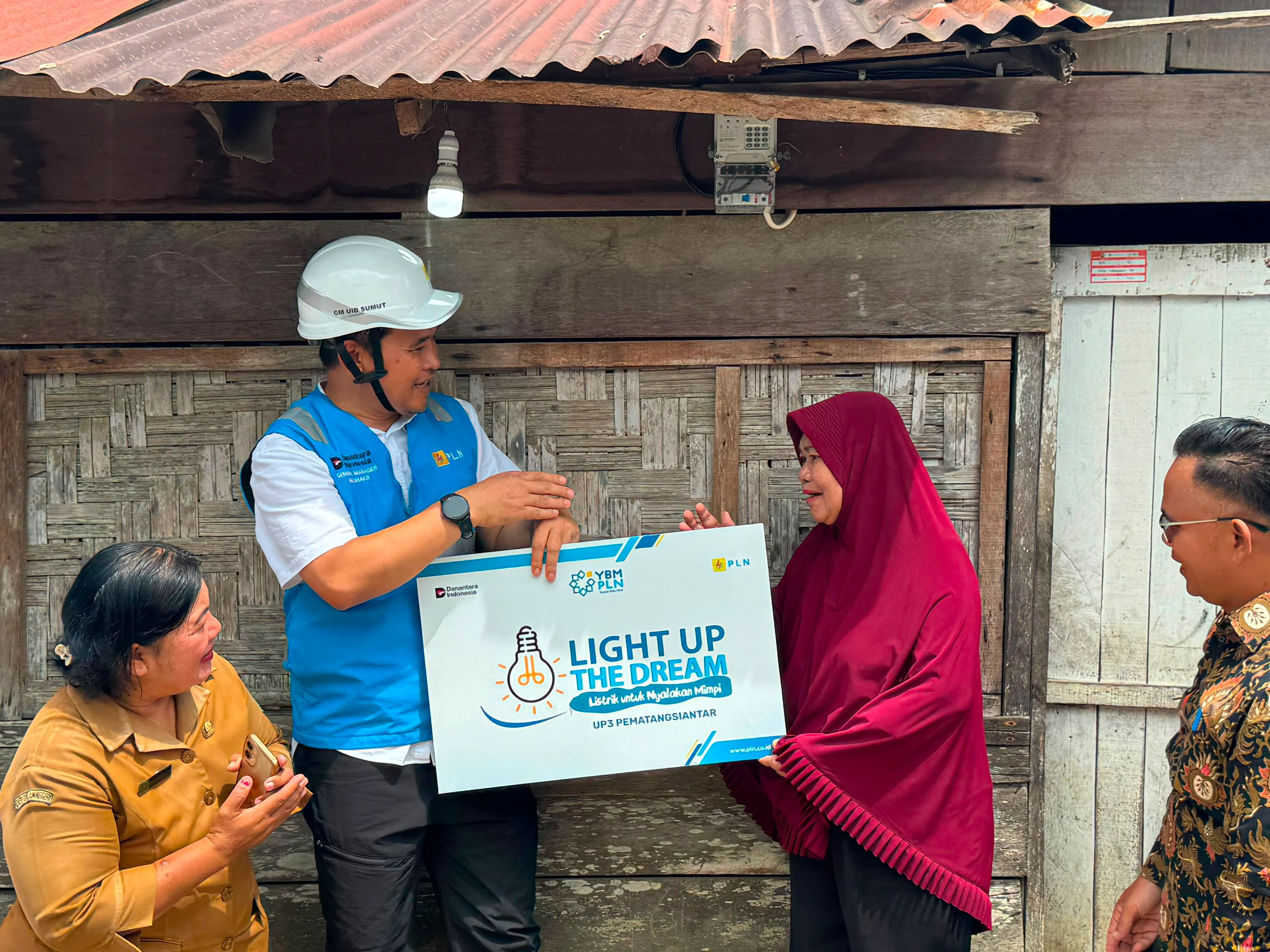 PLN Nyalakan 13 Sambungan Gratis Bagi Warga Di Siantar