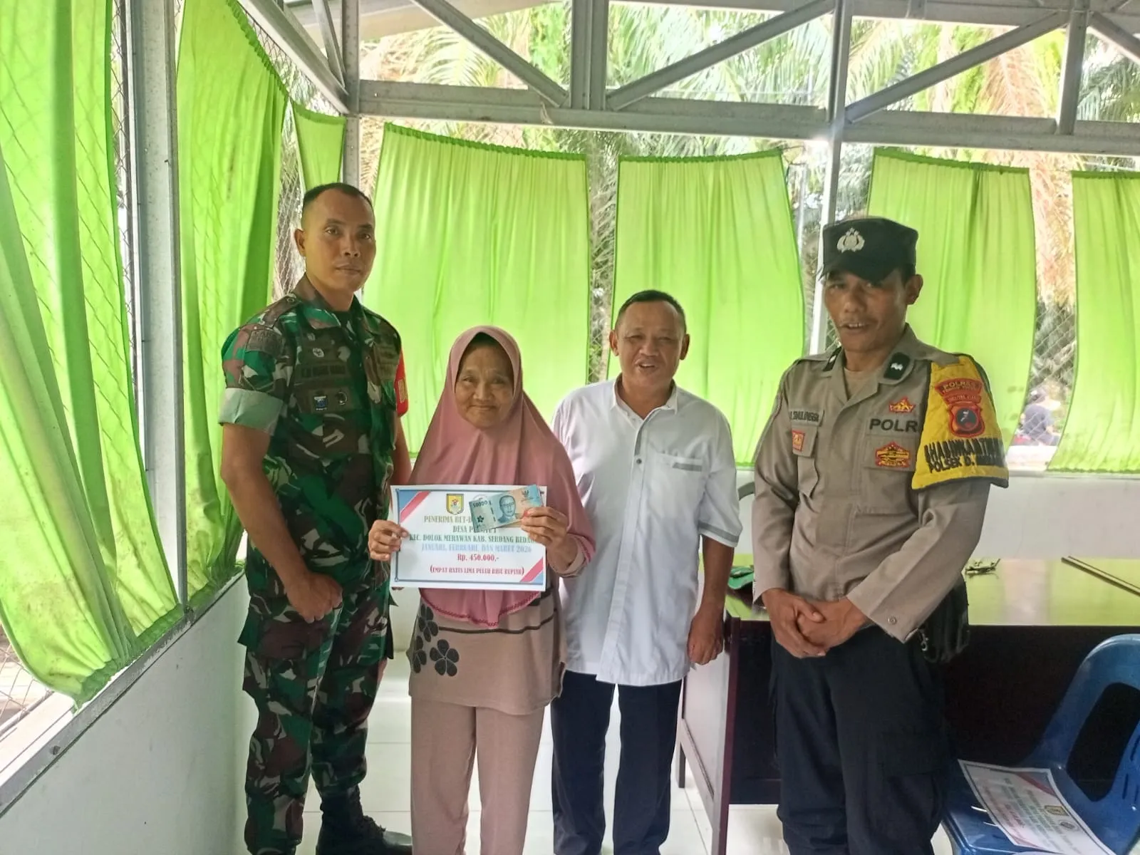 Polsek Dolok Merawan Kawal Penyaluran BLT-DD Di Desa Pabatu