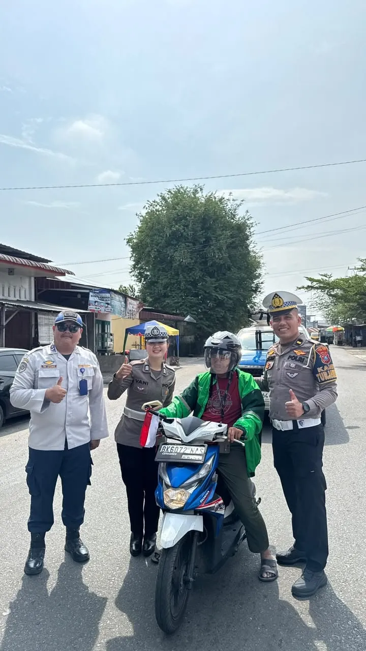 Sat Lantas Polres Tebingtinggi Bagikan Bendera Merah Putih Kepada Pengguna Jalan
