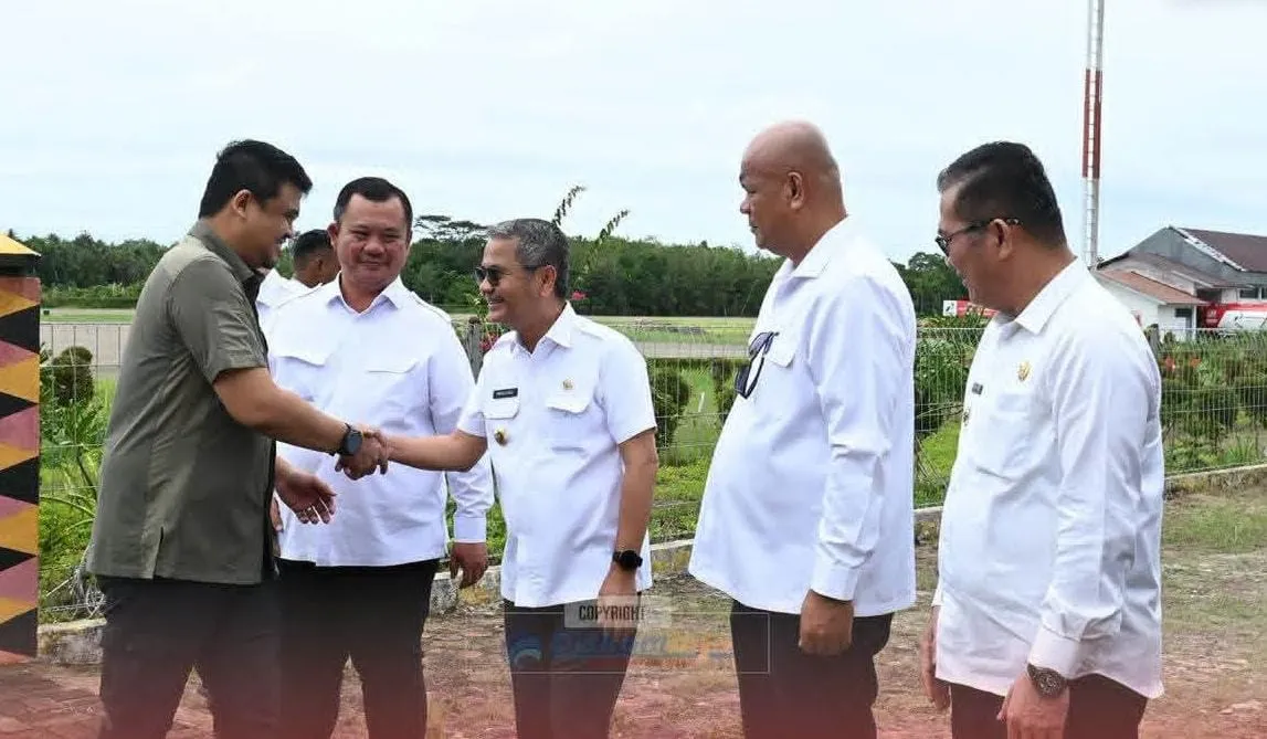Bupati Nias Sambut Kedatangan Gubernur Sumut di Bandara Binaka Gunungsitoli