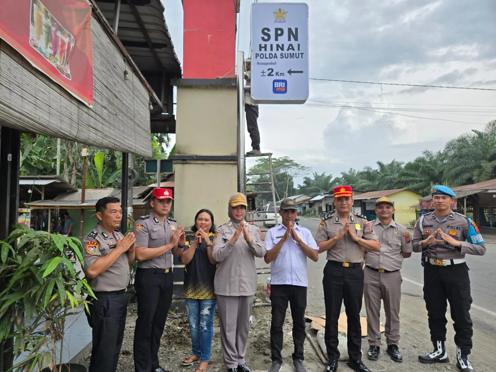 BRI Stabat Pasang Pylon Penunjuk Arah SPN Hinai, KA SPN Apresiasi Sinergi untuk Masyarakat