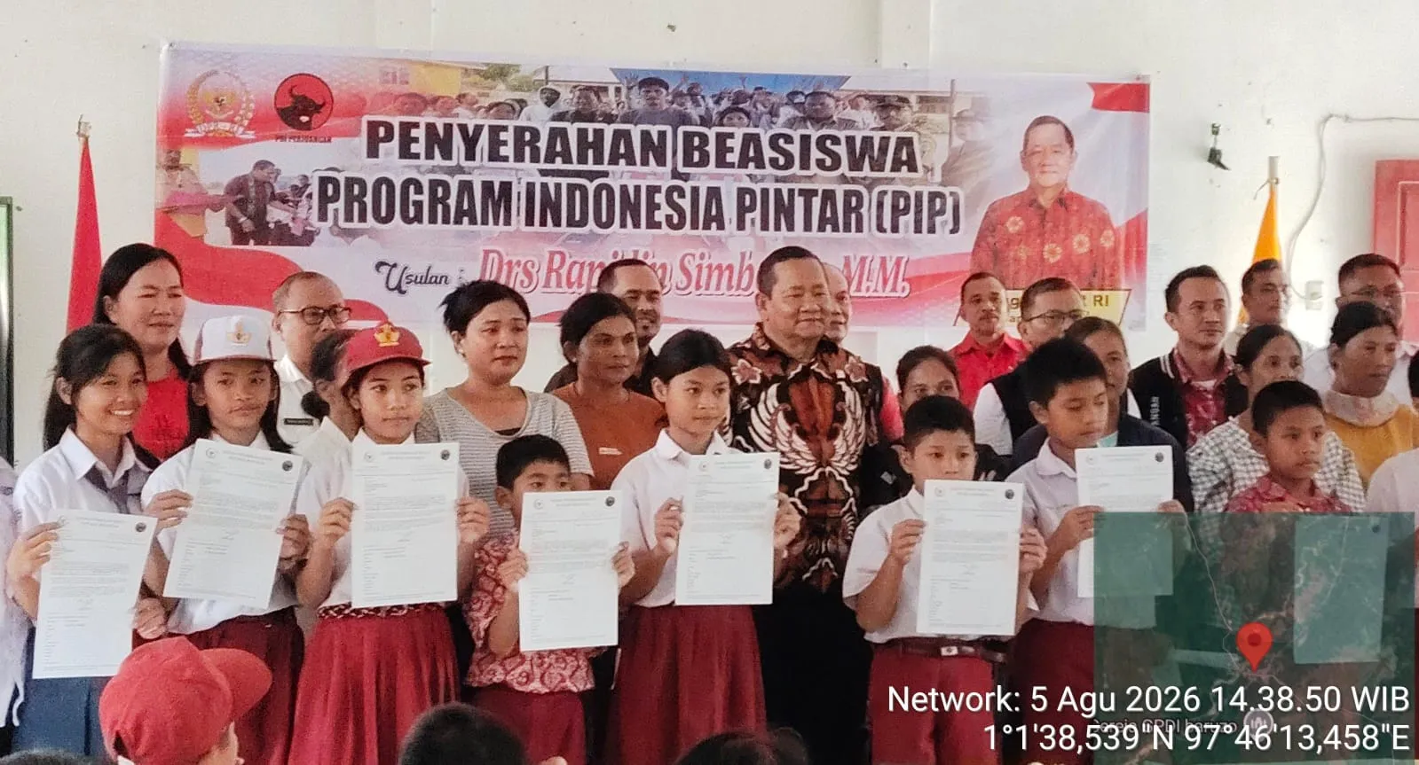 Perjuangkan Pendidikan di Kepulauan Nias, Rapidin Simbolon Salurkan PIP untuk 1.050 Siswa