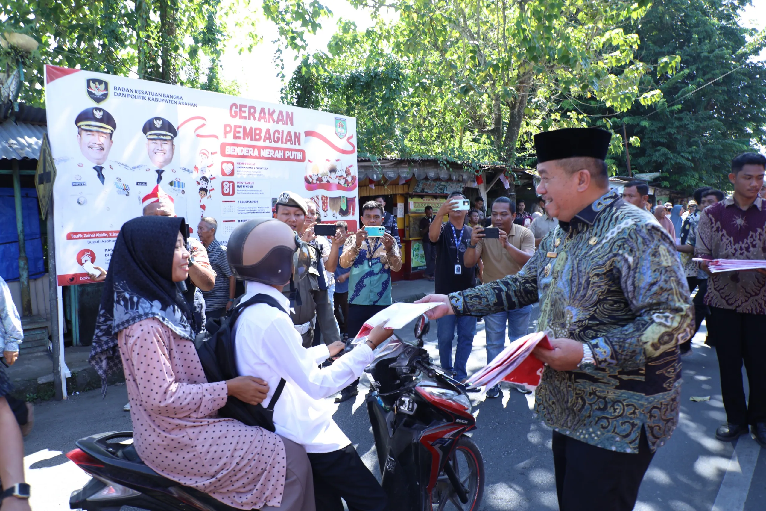 Bupati Asahan Pimpin Gerakan Pembagian Bendera Merah Putih