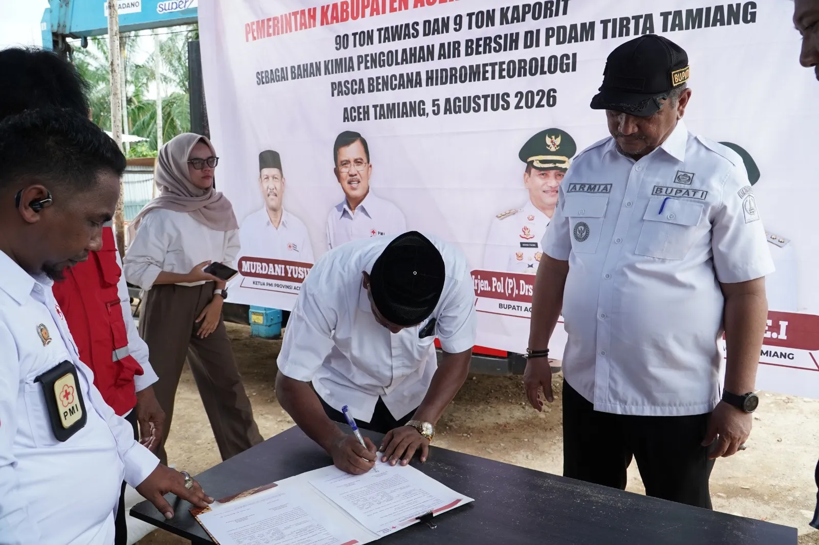 PMI Salurkan 180 Ton Tawas dan Kaporit, Bupati Aceh Tamiang Sampaikan Apresiasi