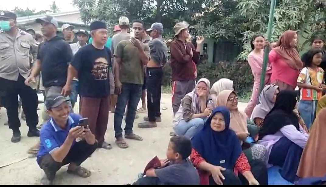 Akibat Puluhan Tahun Tak Di Aspal, Warga Pematang Cengal Blokir Jalan Sambil Gelar Dzikir dan Shalawat