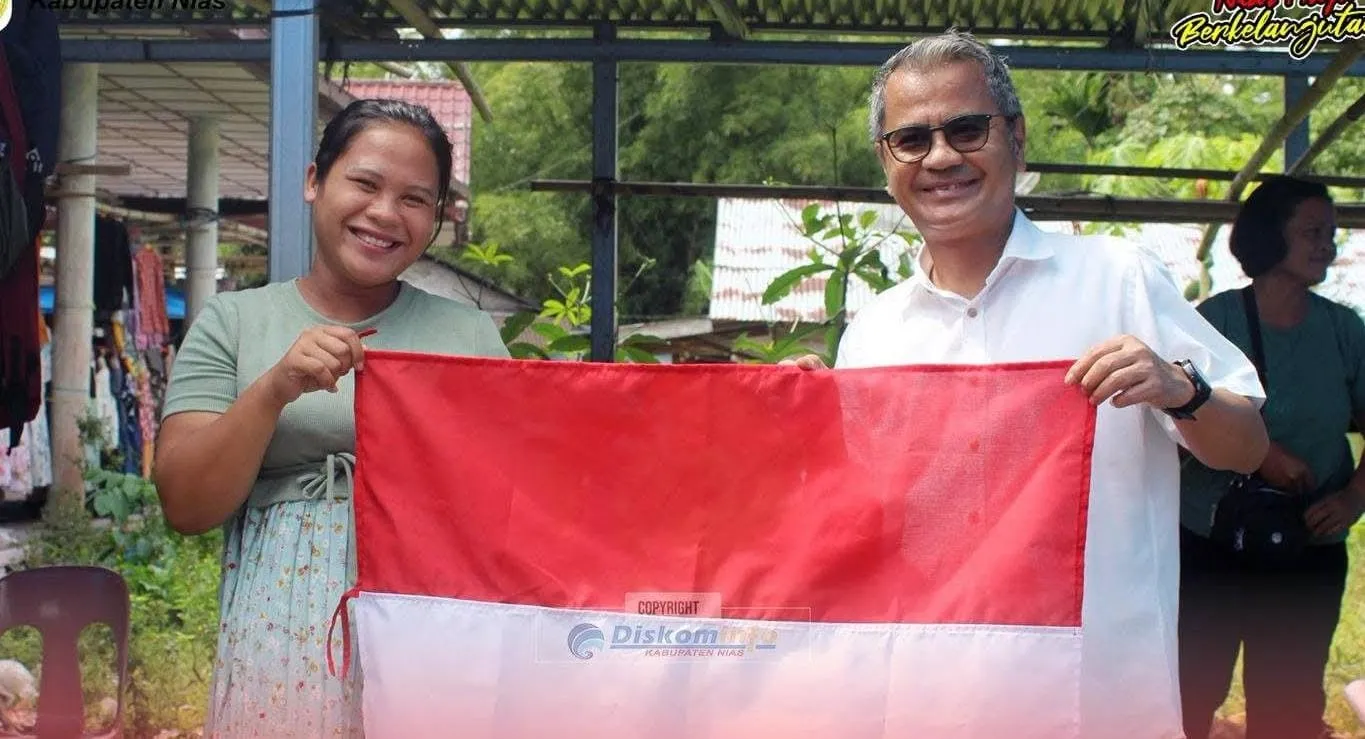Bupati Nias Bagi-bagi Bendera Merah Putih di Pekan Hiliweto Gido, Ajak Warga Semarakkan HUT RI ke-81