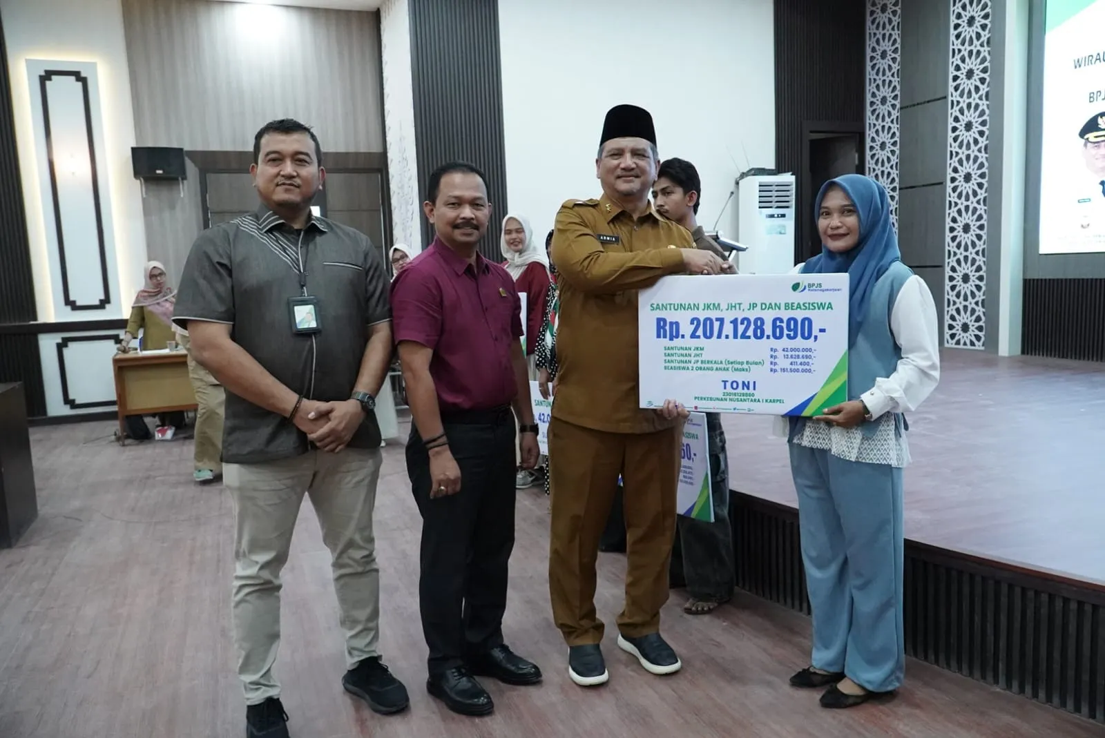 Pemkab Aceh Tamiang Salurkan Bantuan Alat Usaha Untuk Pemulihan Ekonomi
