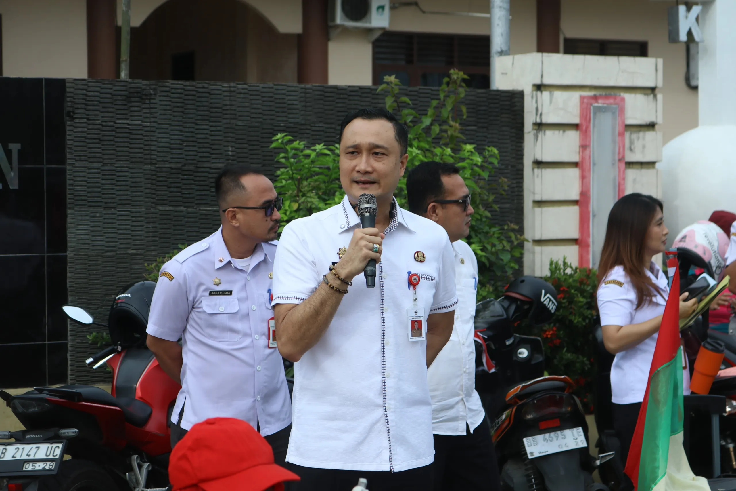 Sekda Gunungsitoli Lepas Defile Drum Band