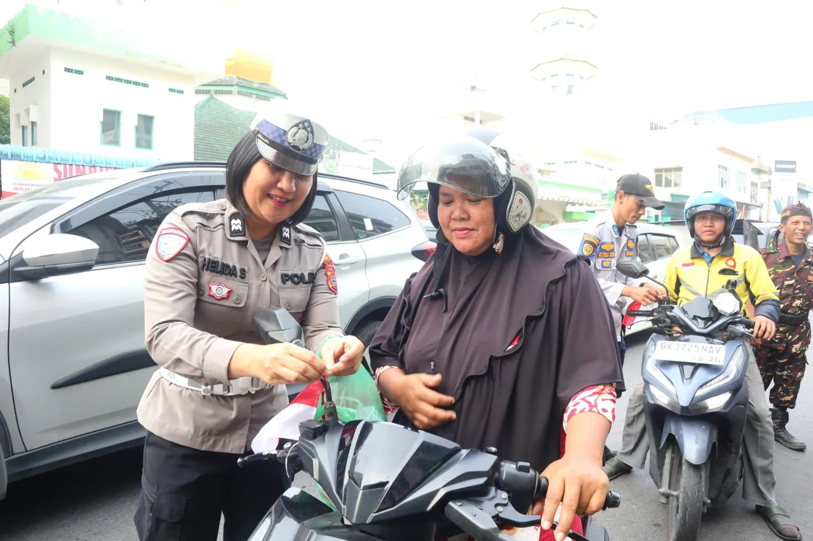 Kibarkan Semangat Persatuan, Polres Tebing Tinggi Bagikan 3.000 Bendera Jelang HUT ke-81 RI