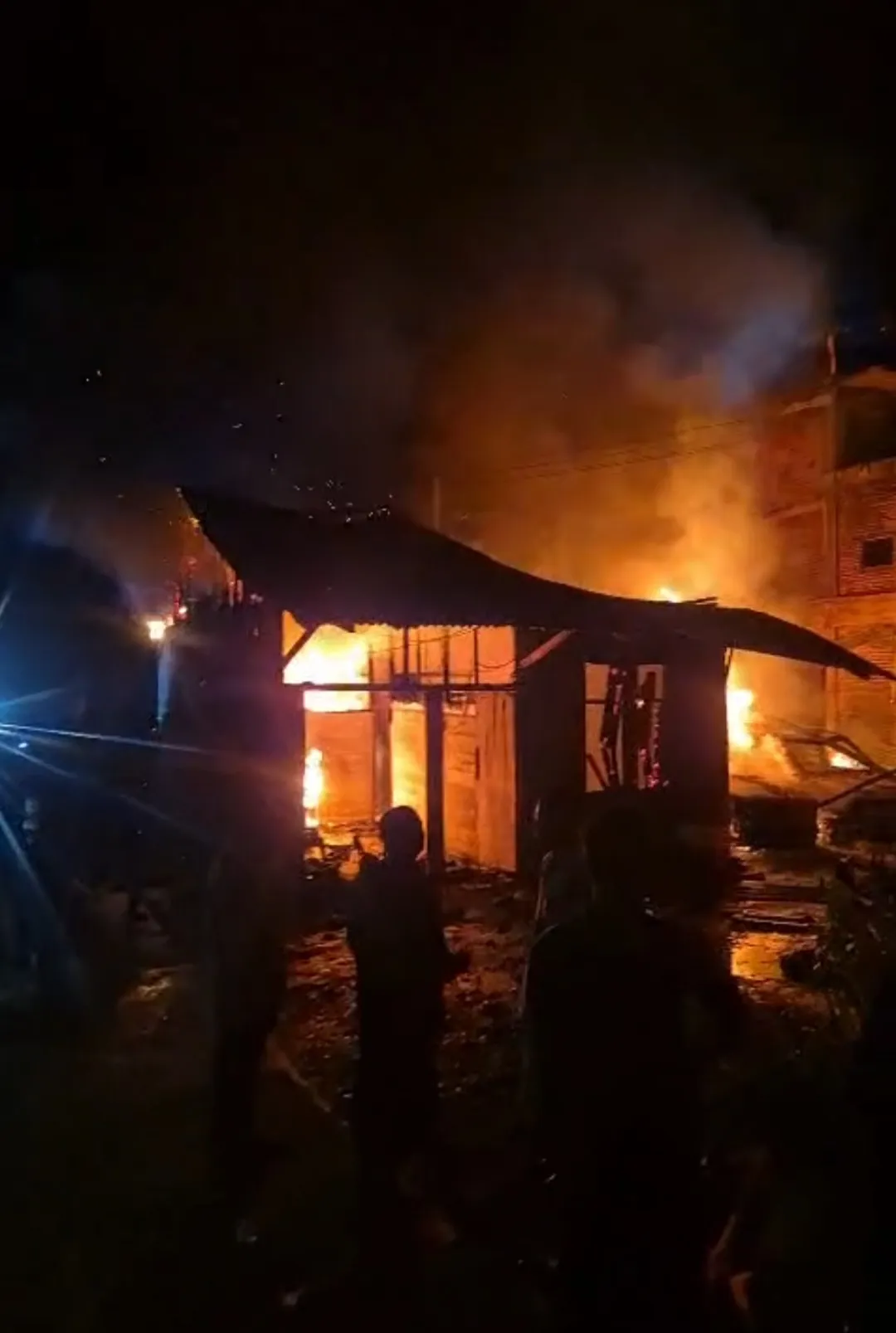 Si Jago Merah Mengamuk di Babahrot, Sejumlah Rumah dan Dua Mobil Hangus