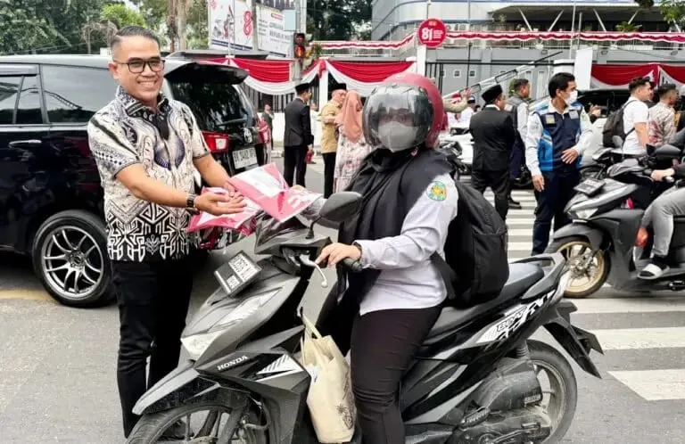 Pemko Medan dan PWPM Turun ke Jalan Bagikan Bendera ke Pengendara