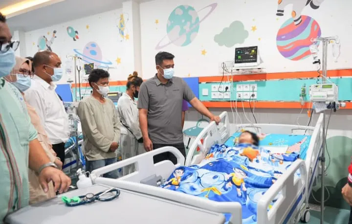 Bobby Nasution Jenguk Murid Korban Keracunan MBG Karo di RS Haji Medan