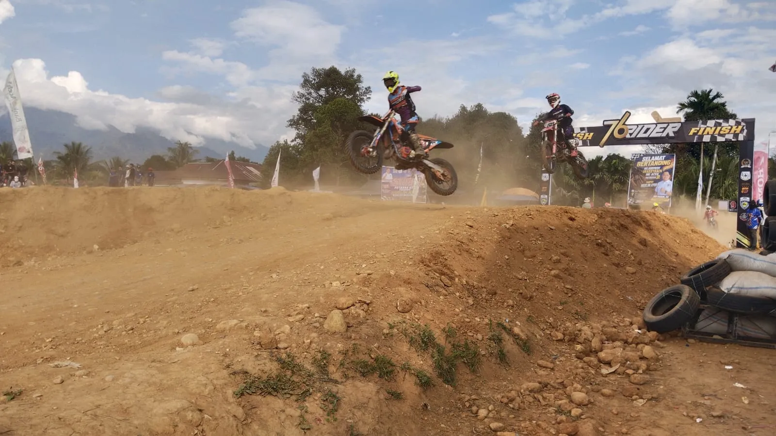 250 Crosser Sumatera-Jawa Panaskan Sirkuit Kumbang Indah, Bupati Agara Dukung Grasstrack Jadi Agenda Rutin