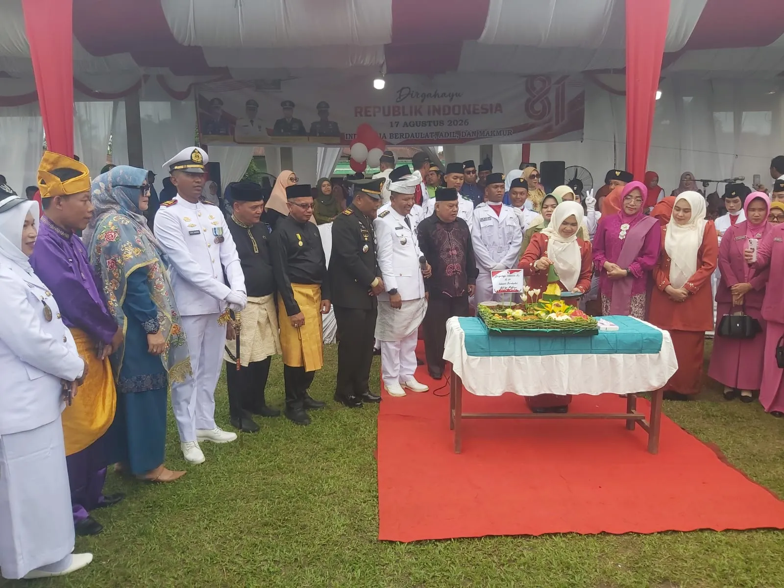 Upacara HUT RI ke-81 di Babalan Diwarnai Potong Tumpeng dan Pelepasan Balon