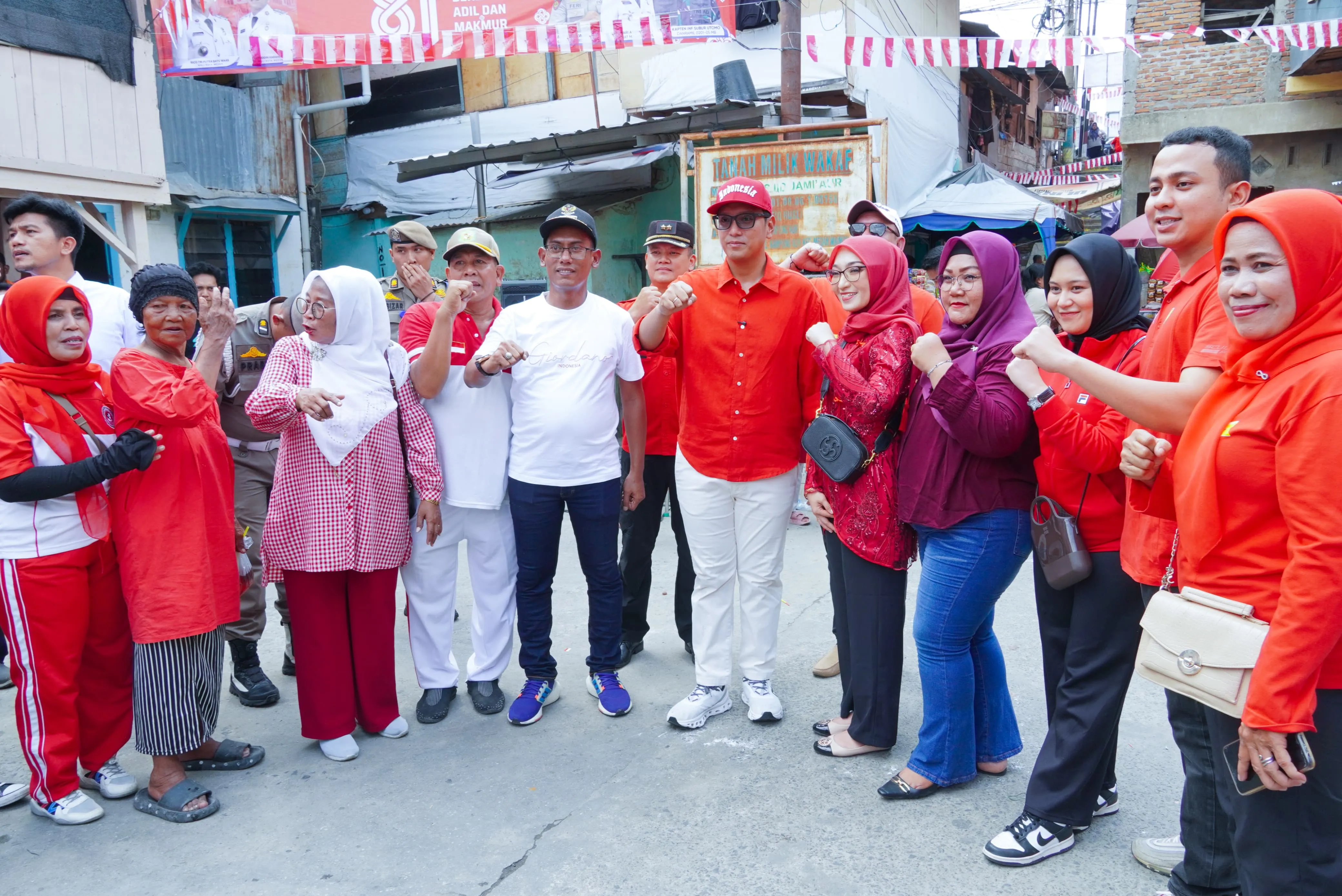 Unik...! Warga Medan Maimun Gelar Lomba 17-an di Sungai Deli, Wali Kota Saksikan Langsung