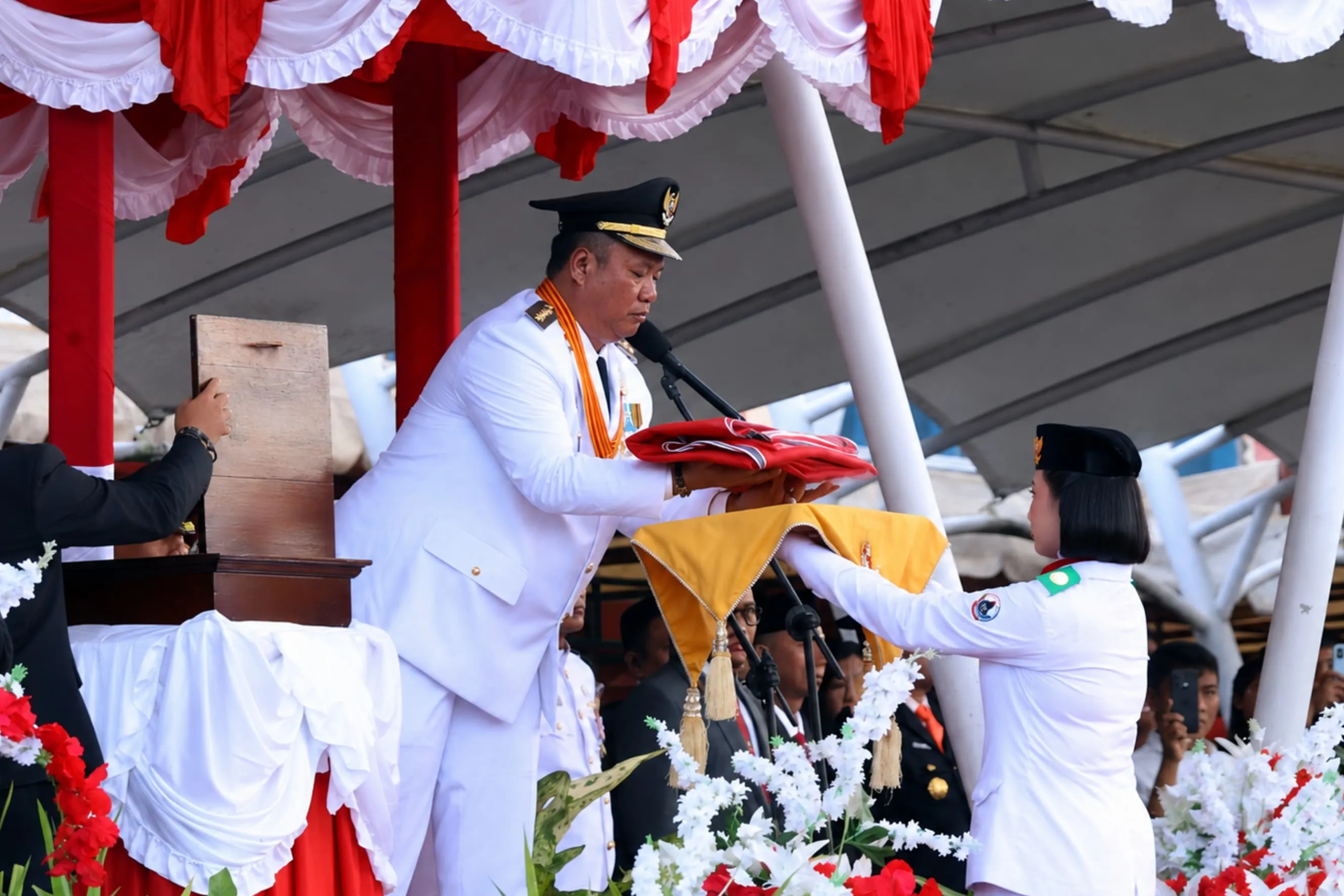 Wali Kota Gunungsitoli Pimpin Upacara Penurunan Bendera HUT ke-81 RI di Lapangan Merdeka