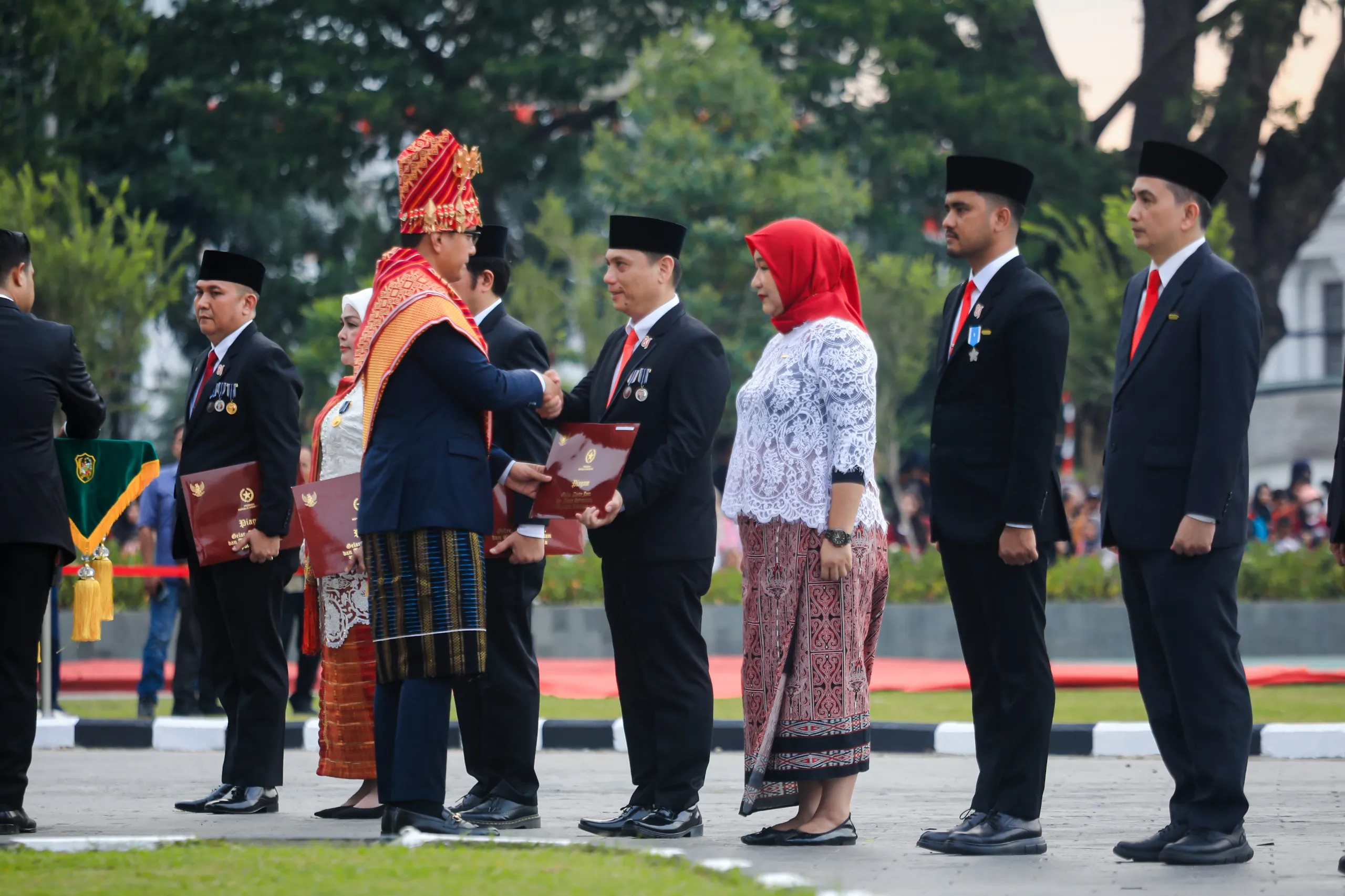 HUT ke-81 RI, Wali Kota Medan Anugerahkan Satyalancana Karya Satya kepada Kadis Kominfo