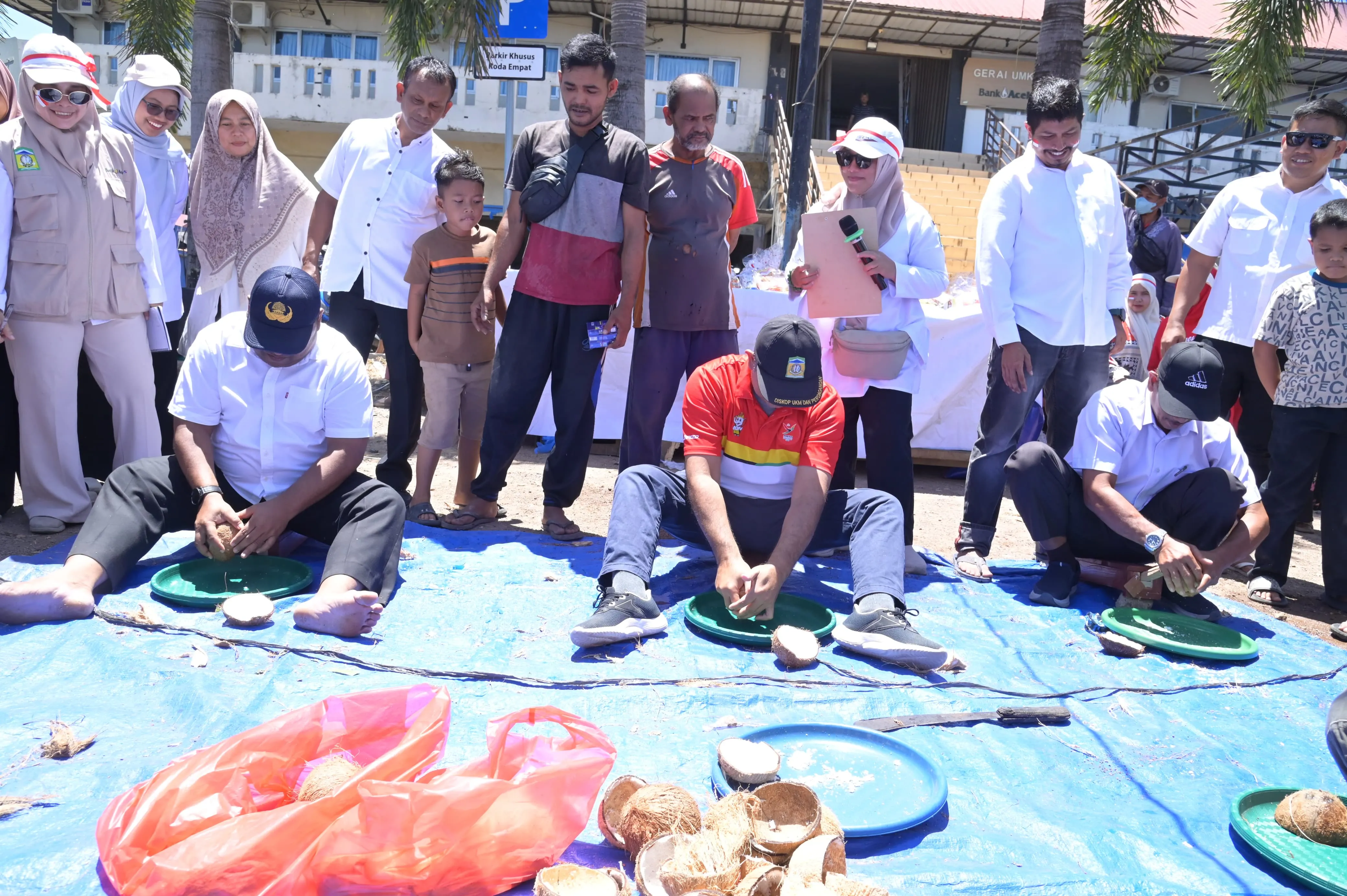 Meriahkan HUT ke-81 RI, Pedagang Pasar Induk Lambaro Adu Kekompakan di Arena Lomba