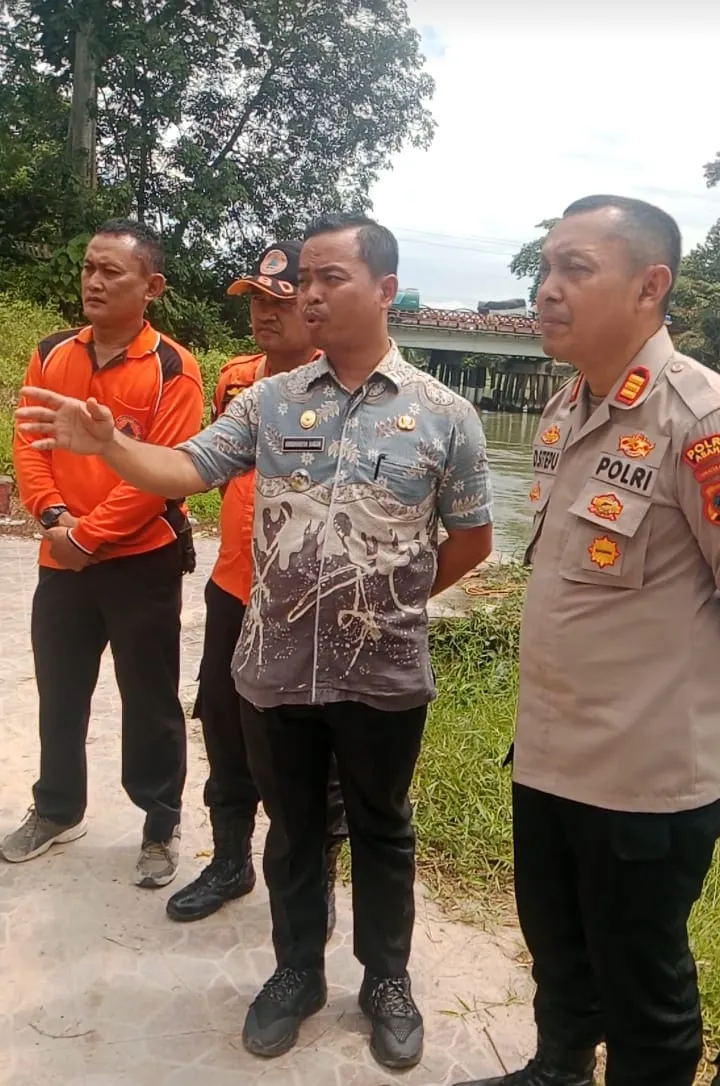 Diteriaki Maling Saat Dikejar Warga , Seorang Pria Nekat Terjun Dan Terseret Arus Sungai Asahan