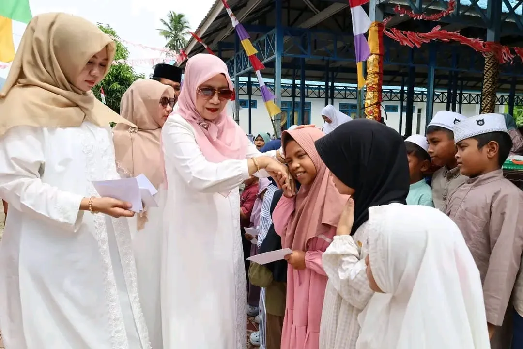 Peringatan Maulid di Gunung Baringin, Ketua TP PKK Madina Santuni 25 Anak Yatim