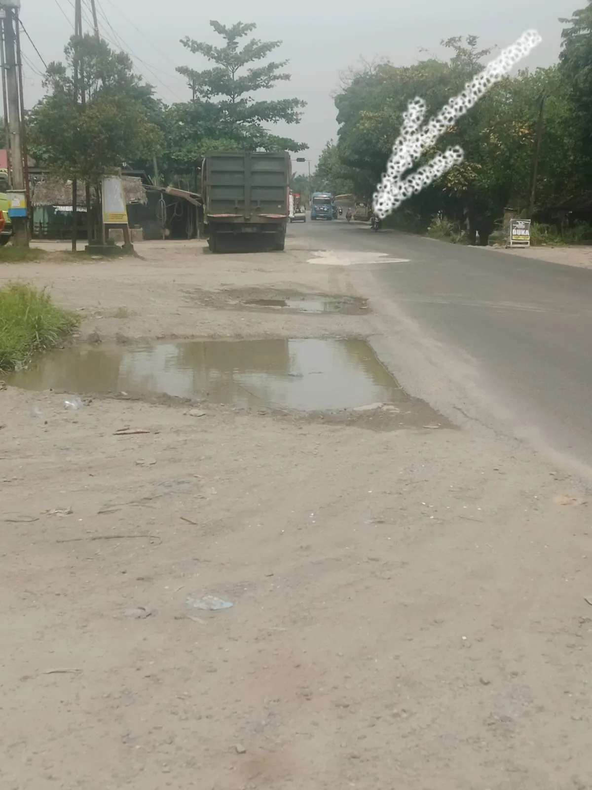 Lubang Maut di Jalinsum Pulau Rakyat Makan Korban, Warga Pasang Ban Bekas Sebagai Penanda