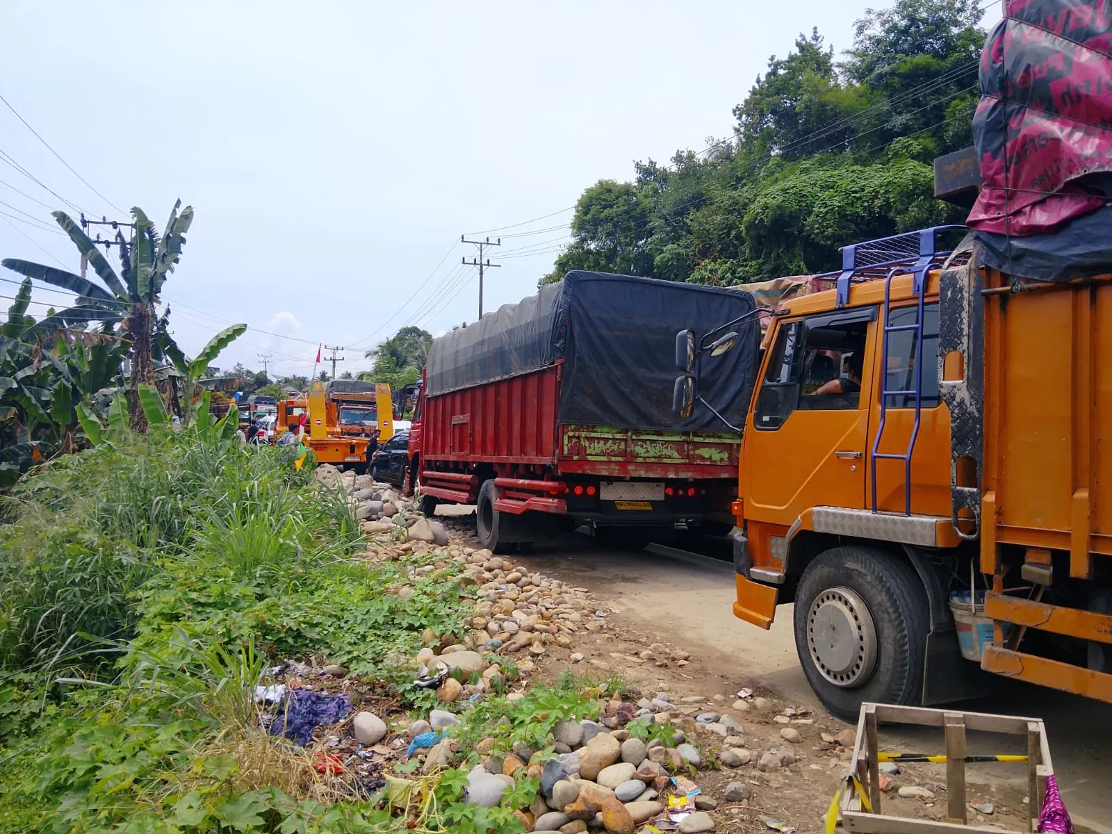 Jalan Nasional Panyabungan Utara Madina Macet Parah