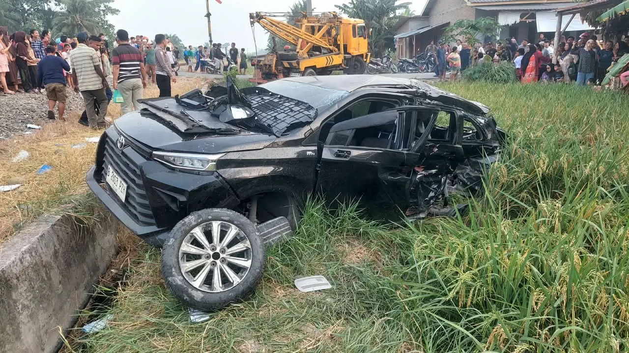 Avanza Tertabrak KA Siantar Express di Perlintasan Tanpa Palang di Sergai, Satu Tewas