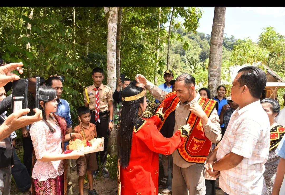 Kunjungi Aek Tombang, Camat Siabu Disambut Ulos dan Pakaian Adat Nias
