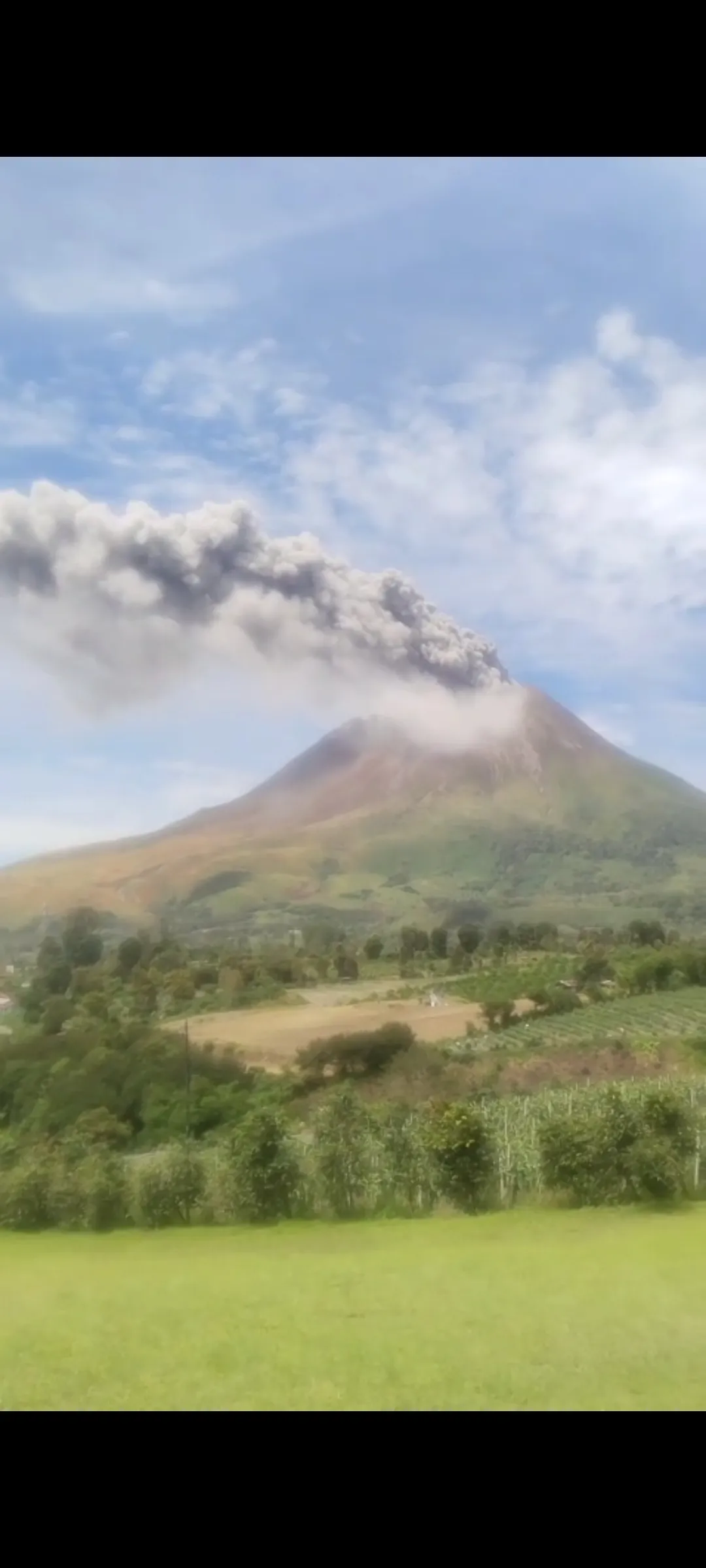 BREAKING: Gunung Sinabung Erupsi 3.500 Meter, Warga Diminta Waspada Lahar