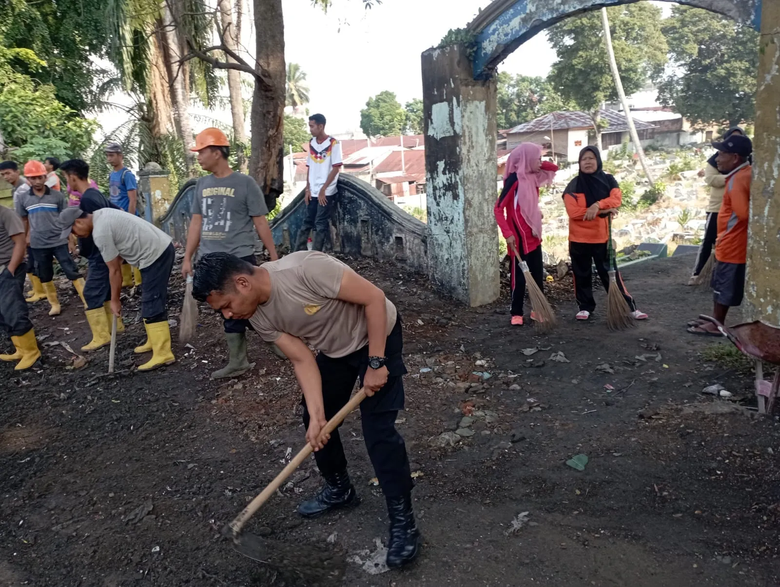 Polsek Padang Hulu Gotong Royong Bersama Warga