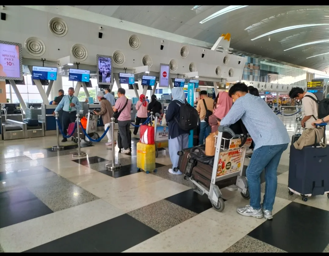 Penumpang. Angkutan Udara Dan Laut Berangkat Dari Sumut Meningkat